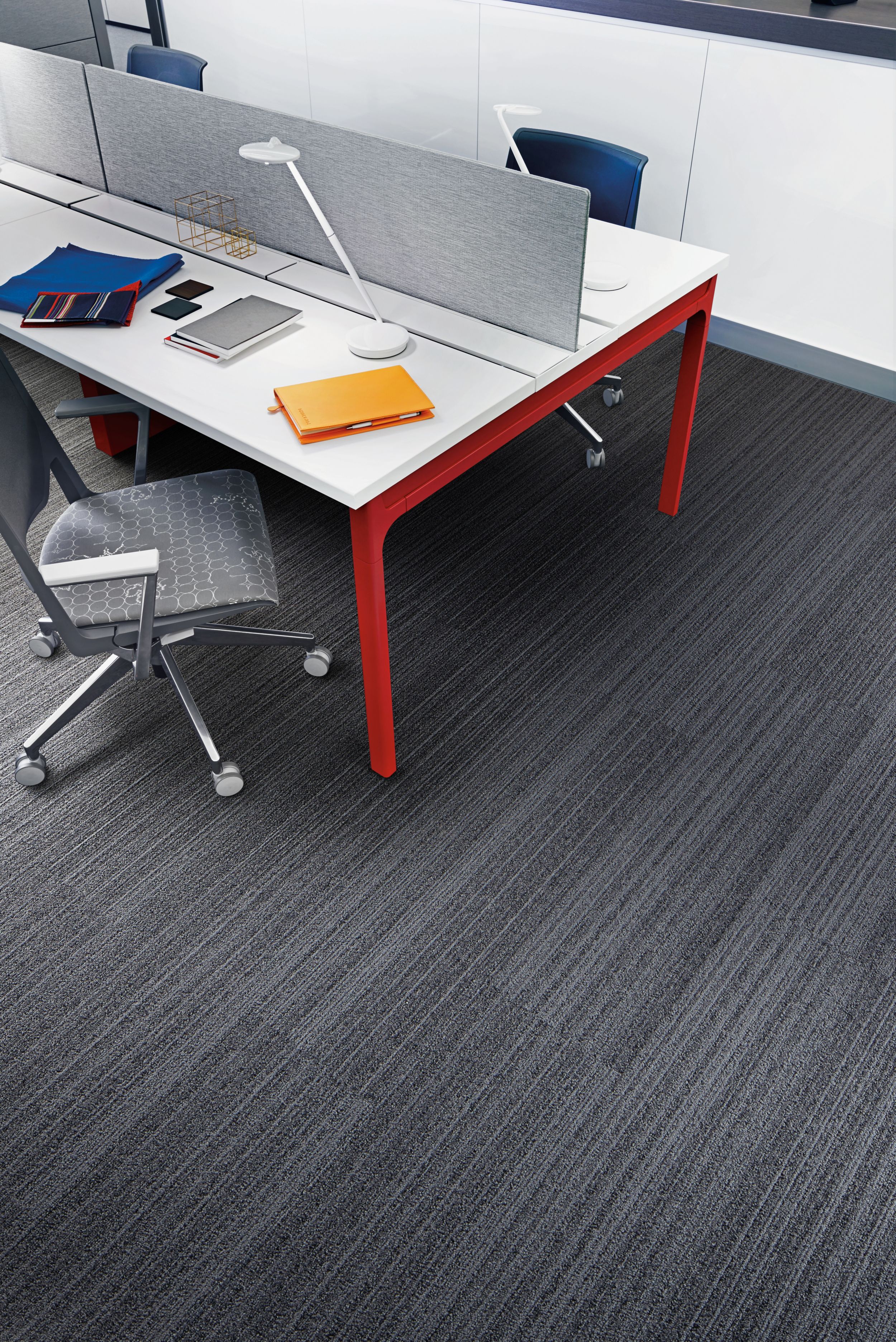 Interface SL910 plank carpet tile with desk and chair imagen número 6